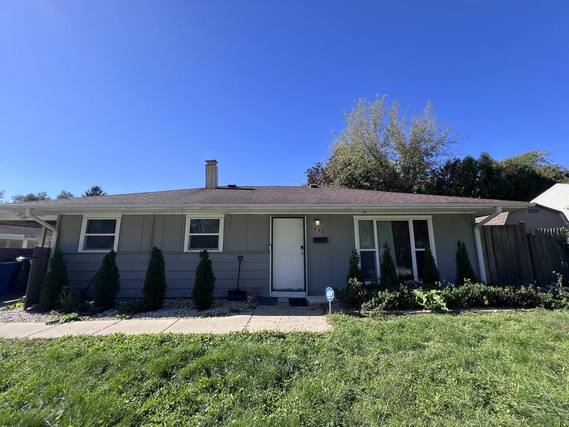 2335 Arrow St., Carpentersville, IL 60110