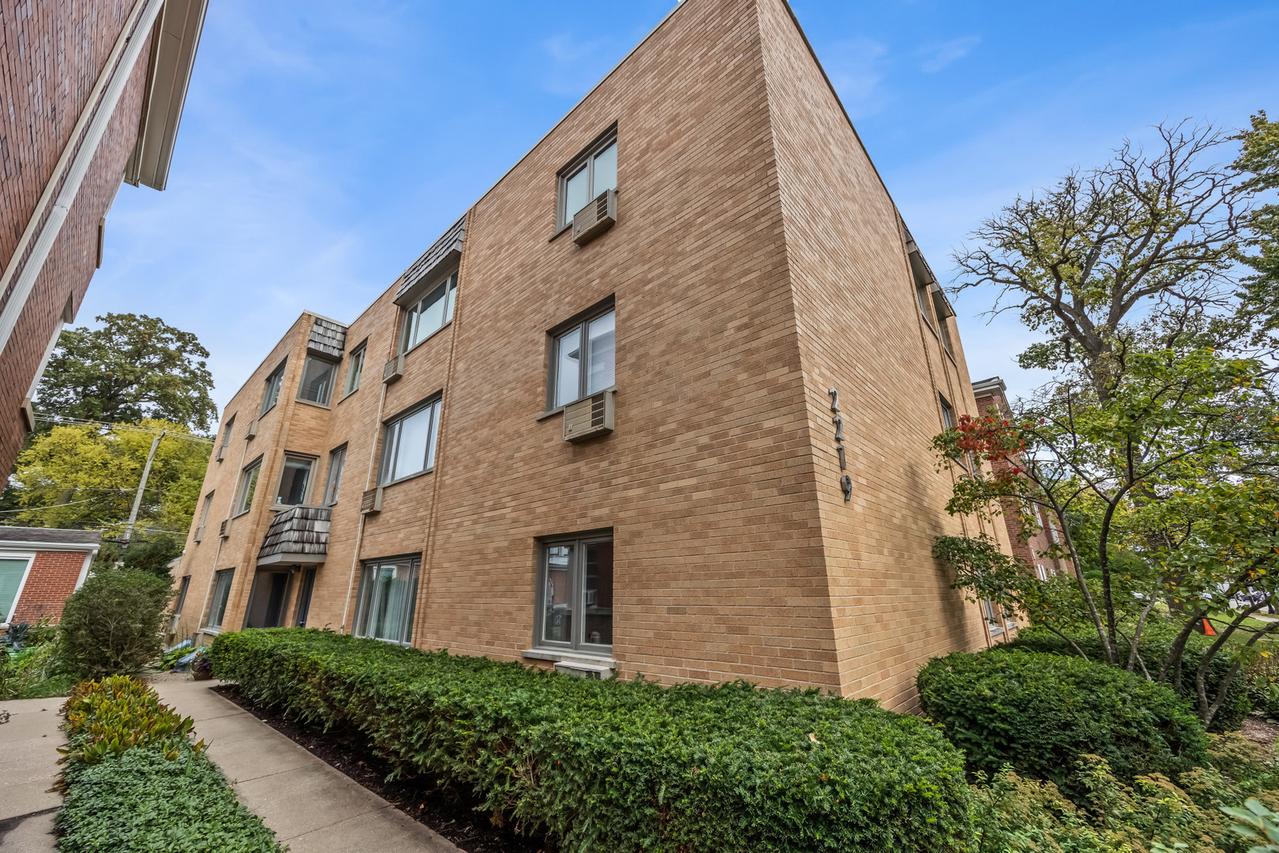 2219 Central St. #3A, Evanston, IL 60201