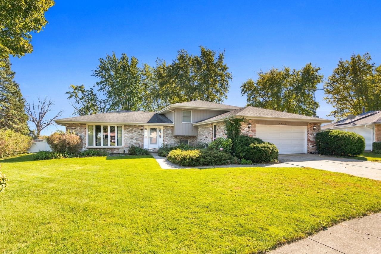 210 S Menominee Dr., Minooka, IL 60447