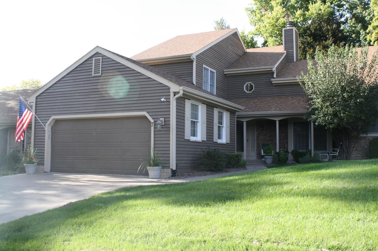 7 Thornwood Ct., Moline, IL 61265
