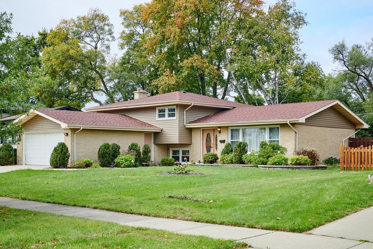 1916 N Spruce Ter., Arlington Heights, IL 60004