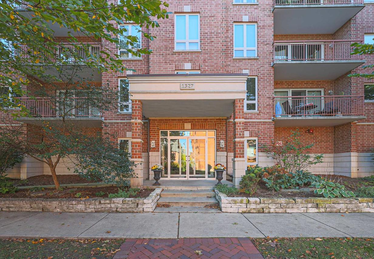 1327 E Washington St. #305, Des Plaines, IL 60016