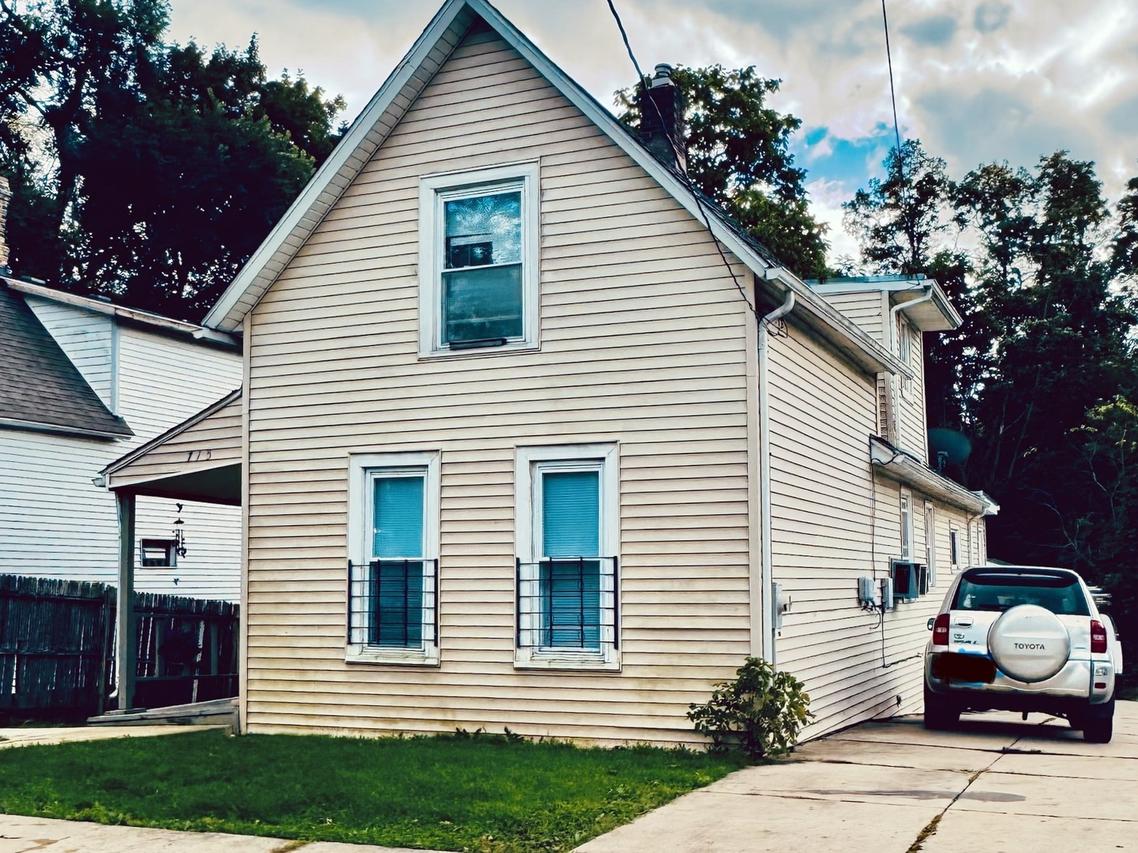 715 Bluff St., Waukegan, IL 60085