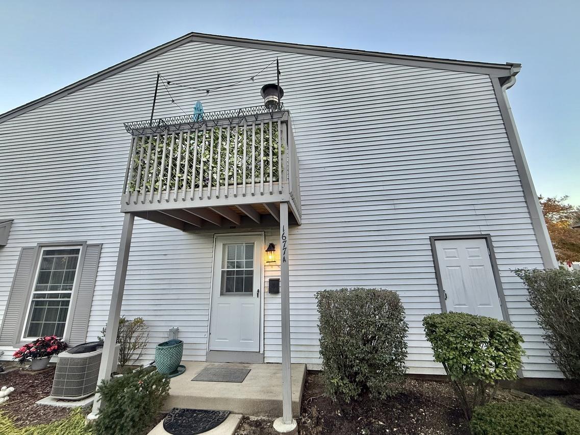 1677 Trowbridge Ct. #A, Wheaton, IL 60189