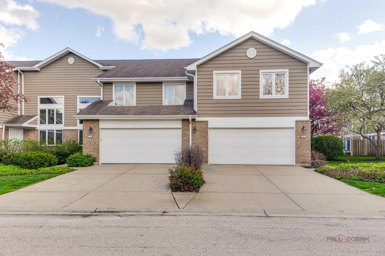 73 Woodstone Dr., Buffalo Grove, IL 60089