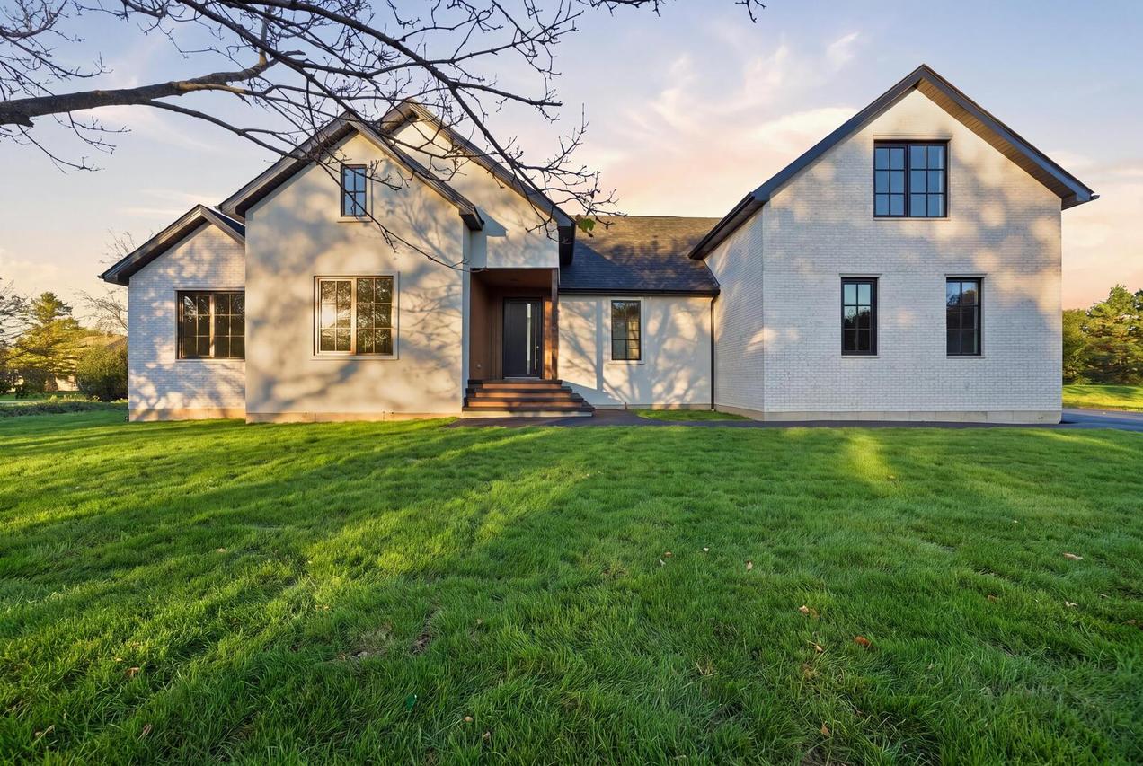 79 Falcon Dr., Hawthorn Woods, IL 60047