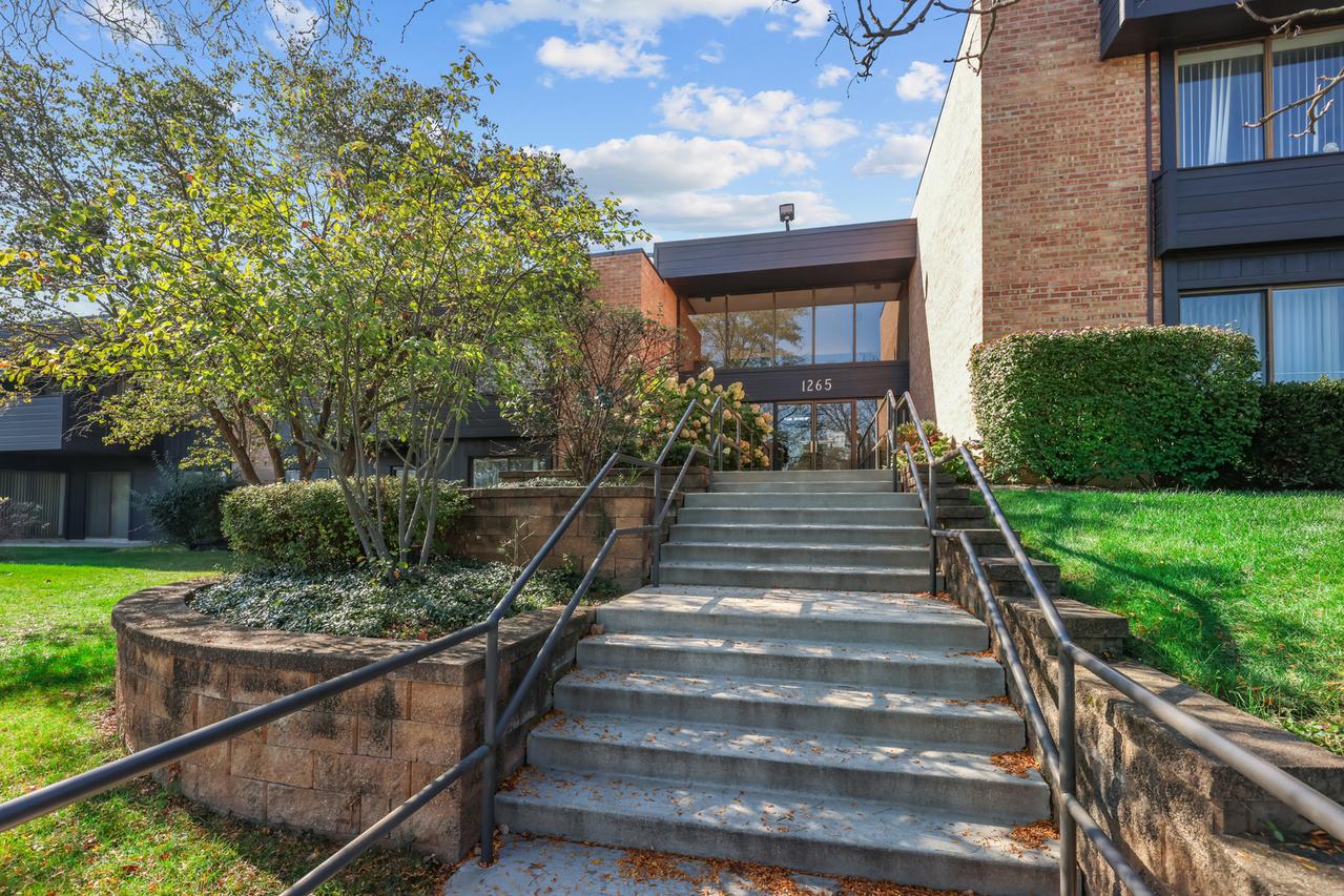 1265 N Sterling Ave. #204, Palatine, IL 60067