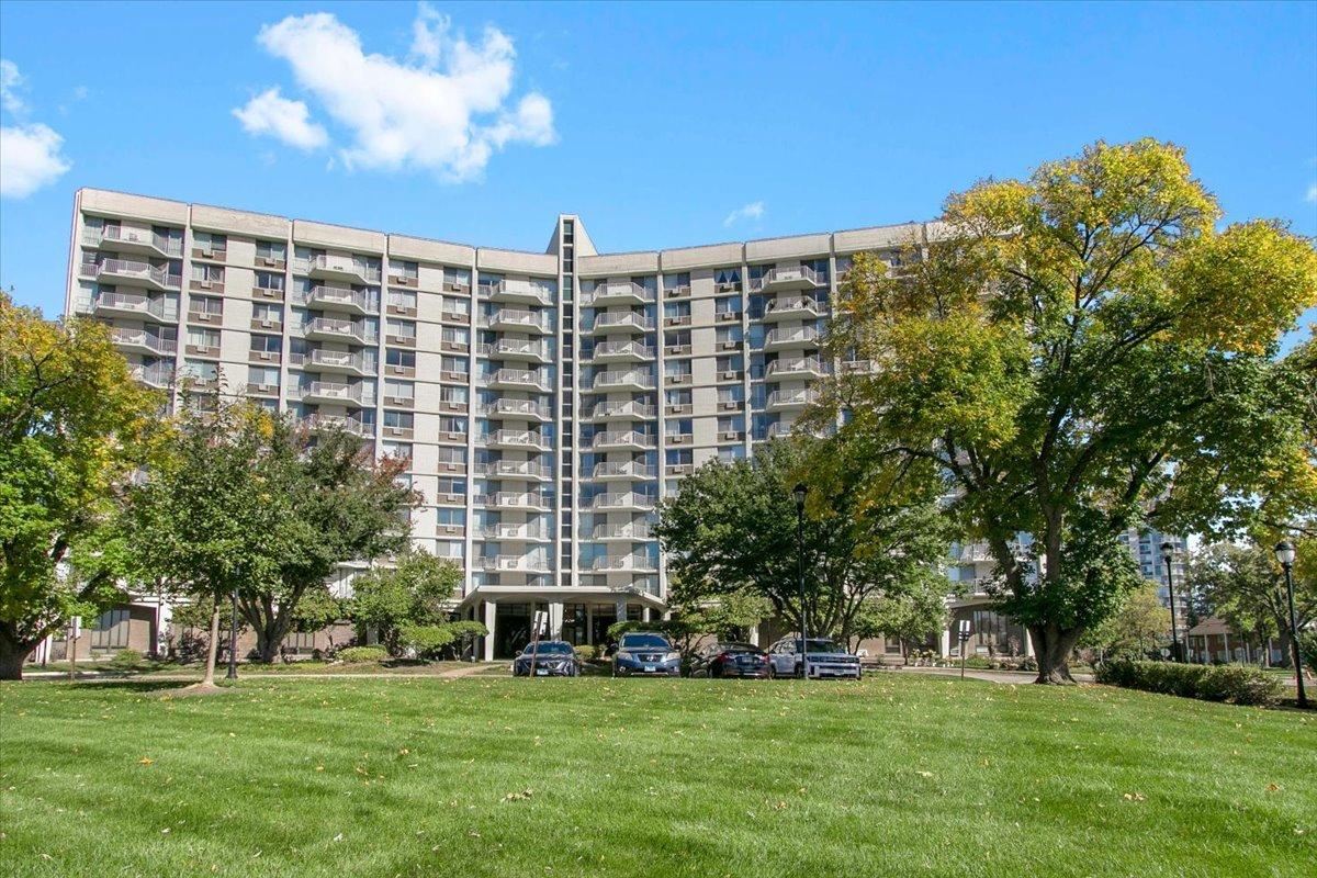 20 N Tower Rd. #12H, Oak Brook, IL 60523