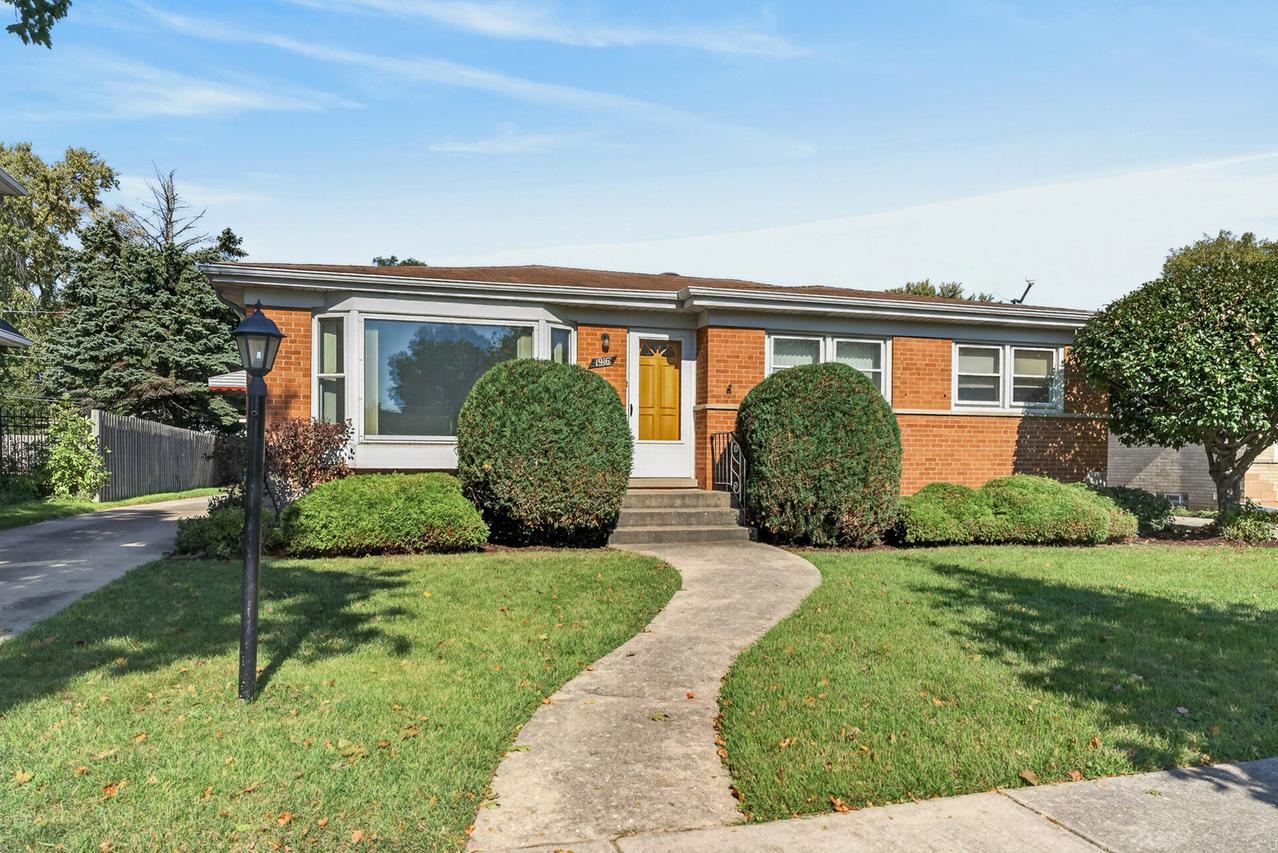 1916 Laura Ln., Des Plaines, IL 60018