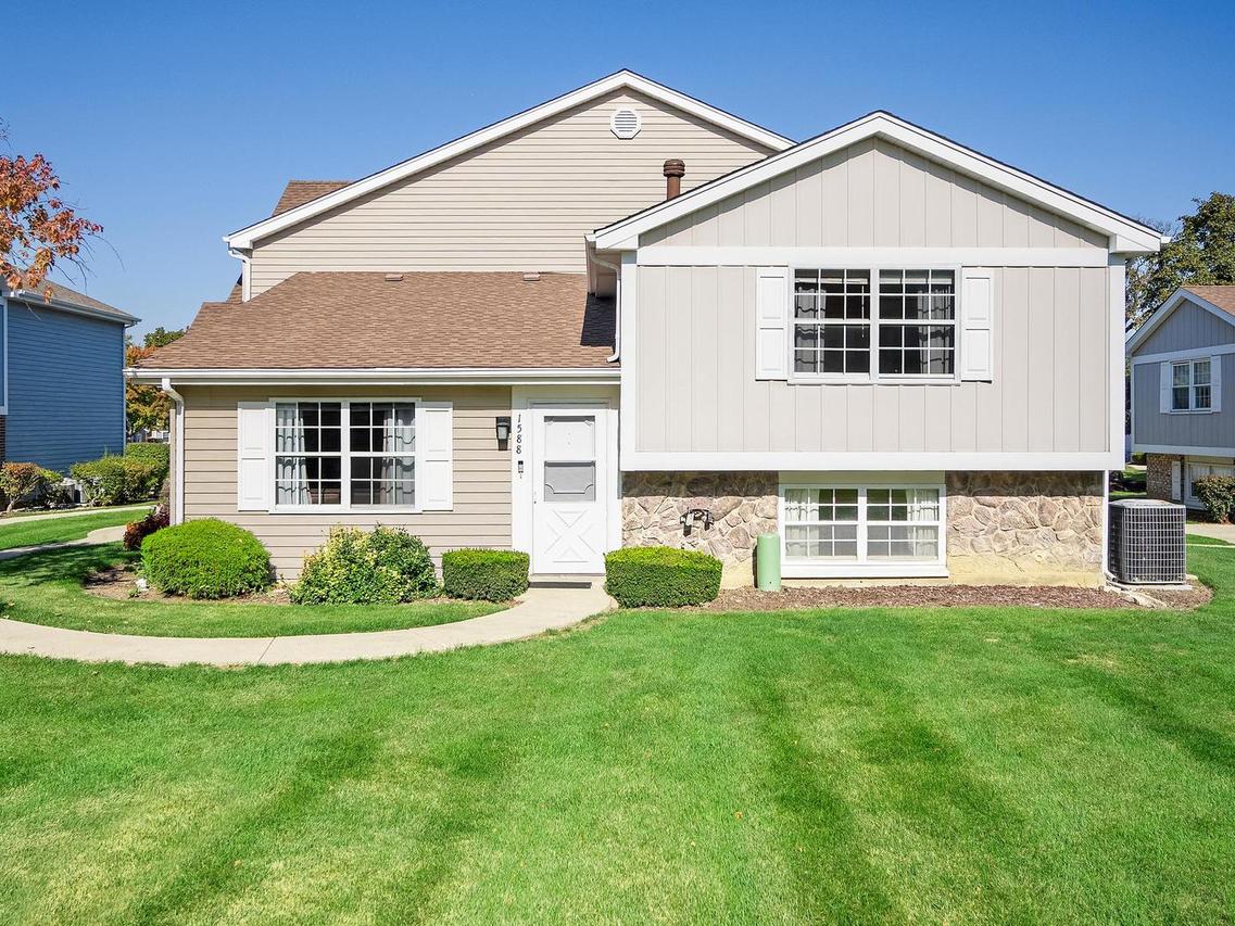1588 Timber Tr. #23A, Wheaton, IL 60189