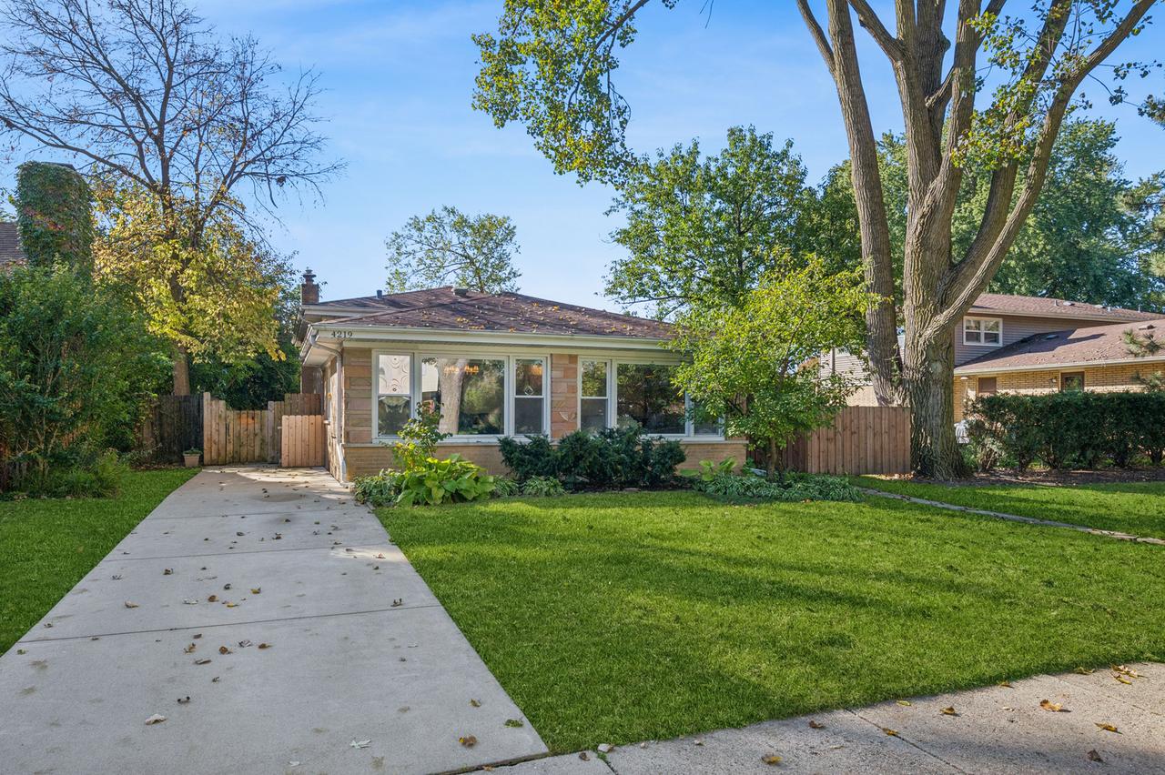 4219 Bobolink Ter., Skokie, IL 60076