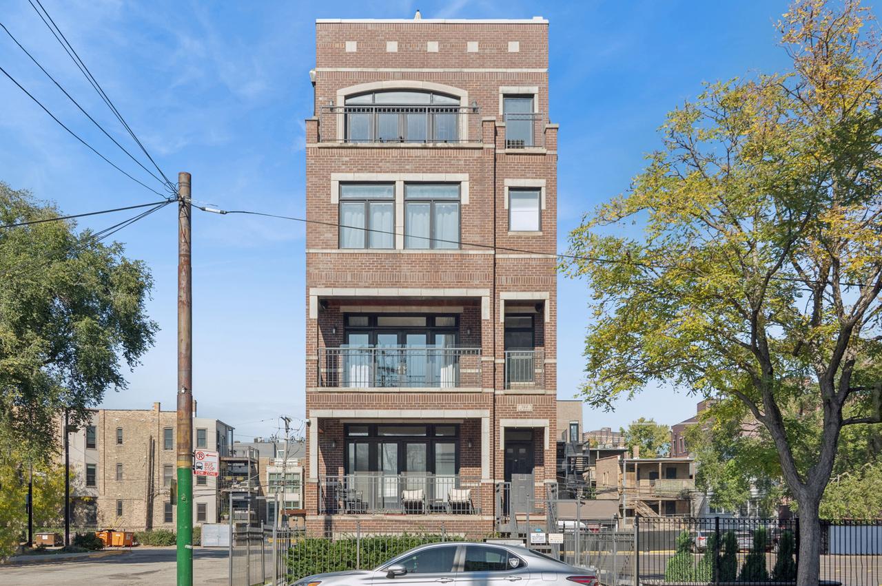 744 W Belmont Ave. #1R, Chicago, IL 60657