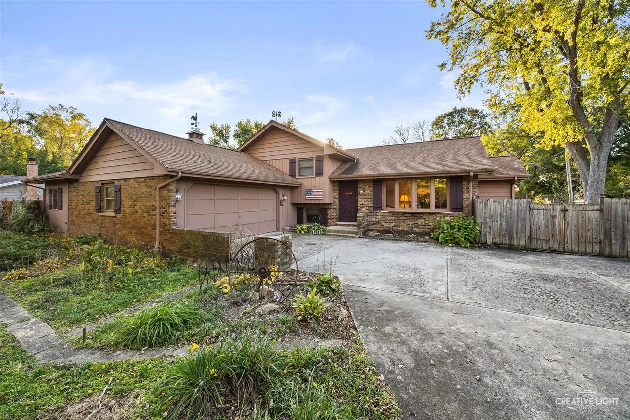 11S008 River Dr., Naperville, IL 60565