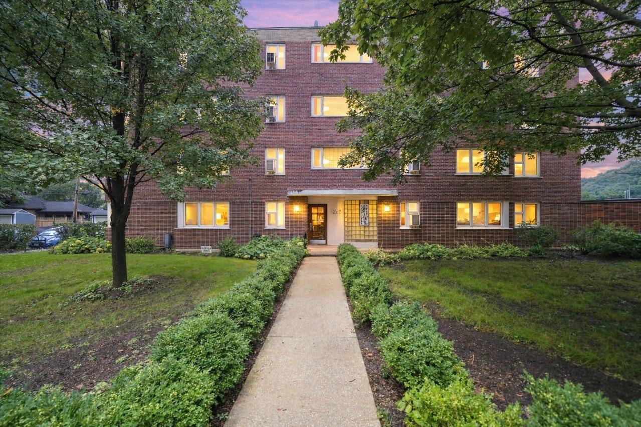 7208 Oak Ave. #1SW, River Forest, IL 60305