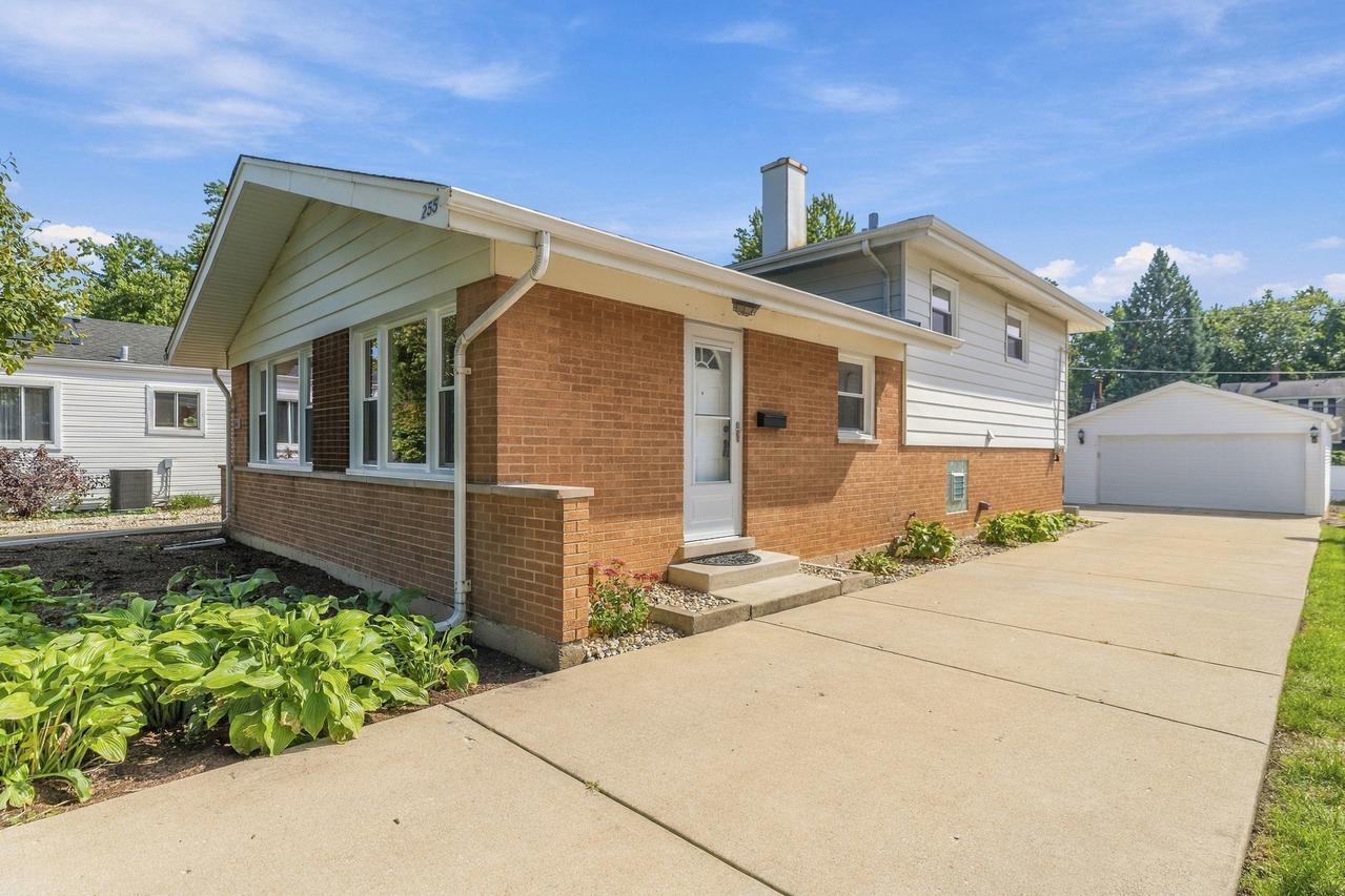 255 E Parkside Ave., Lombard, IL 60148