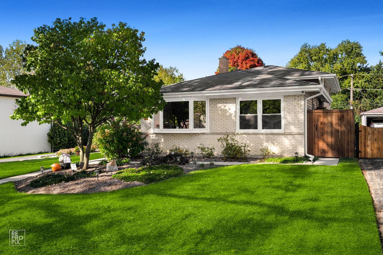 562 Coolidge Ave., Glen Ellyn, IL 60137