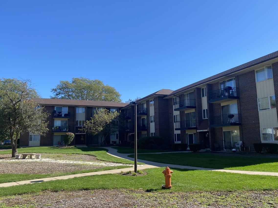 5S100 Pebblewood Ln. #D10, Naperville, IL 60563