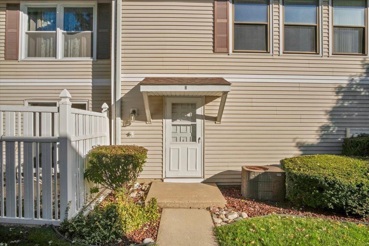 15340 Holly Ct. #B, Oak Forest, IL 60452