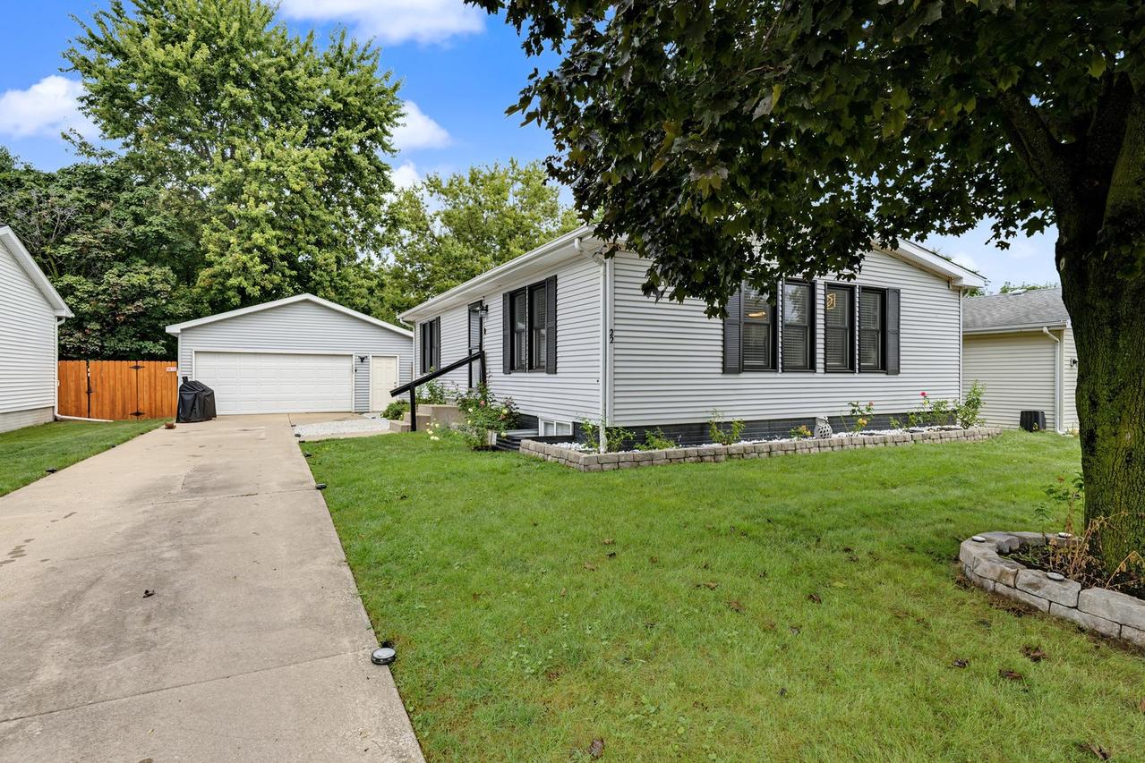 22 Geneva Ct., Bloomington, IL 61704
