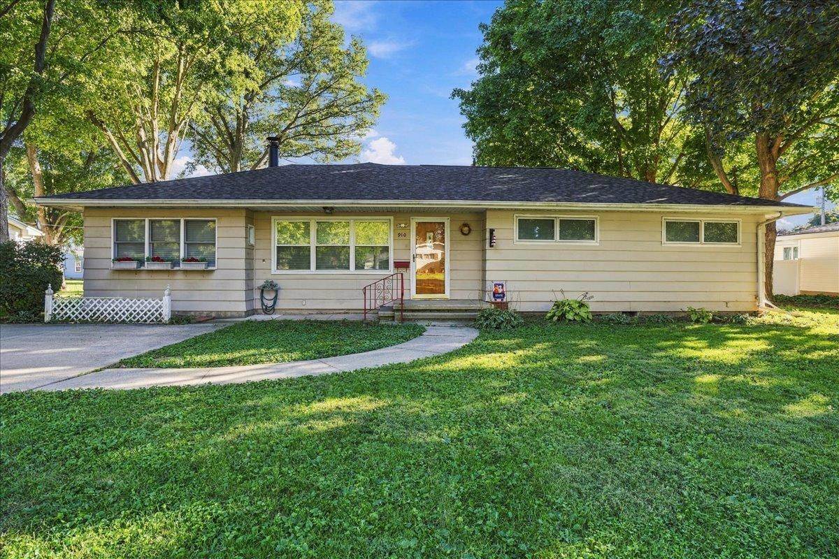 910 Warren St., Chenoa, IL 61726