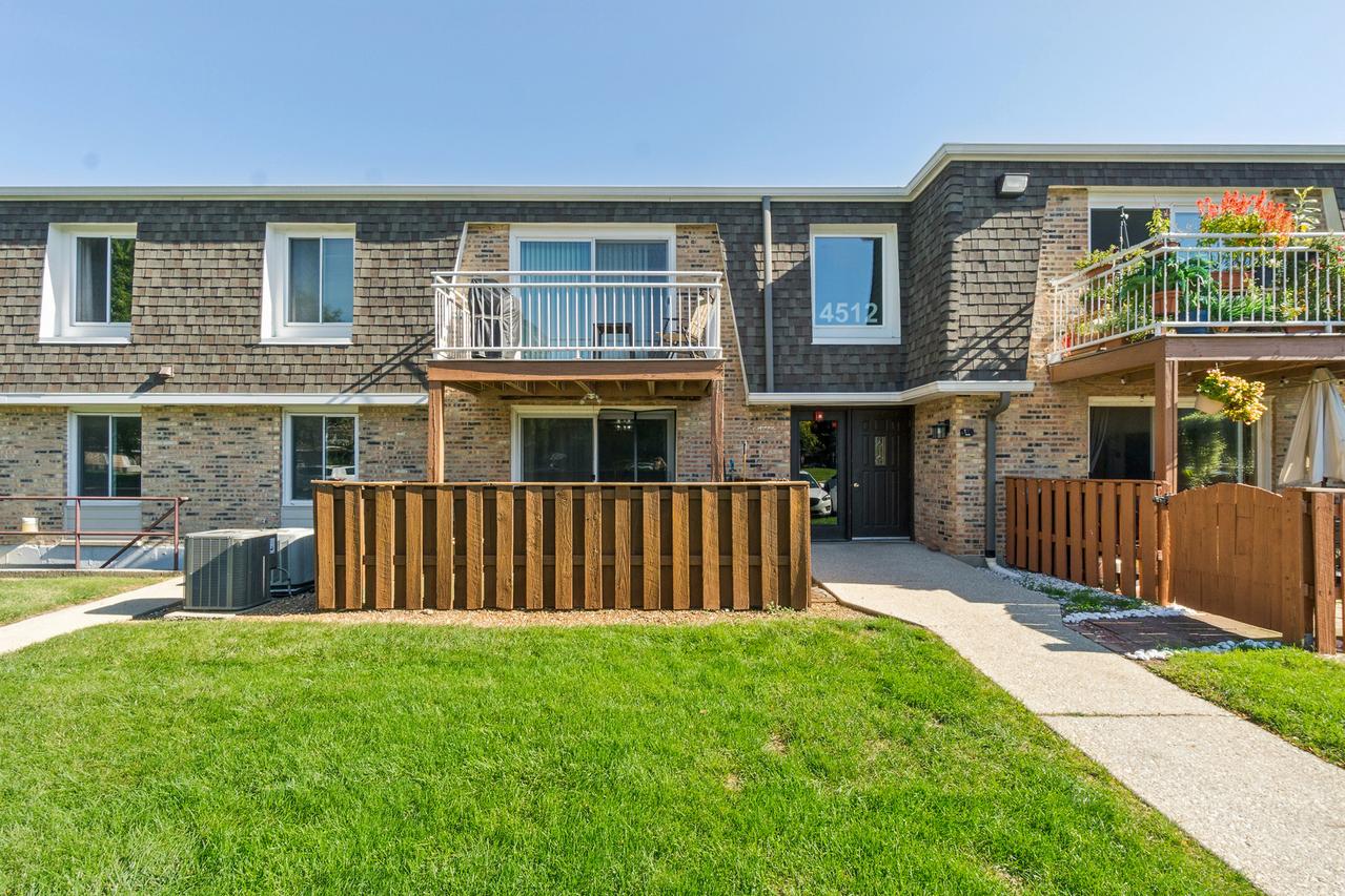 4512 Kings Walk Dr. #1A, Rolling Meadows, IL 60008