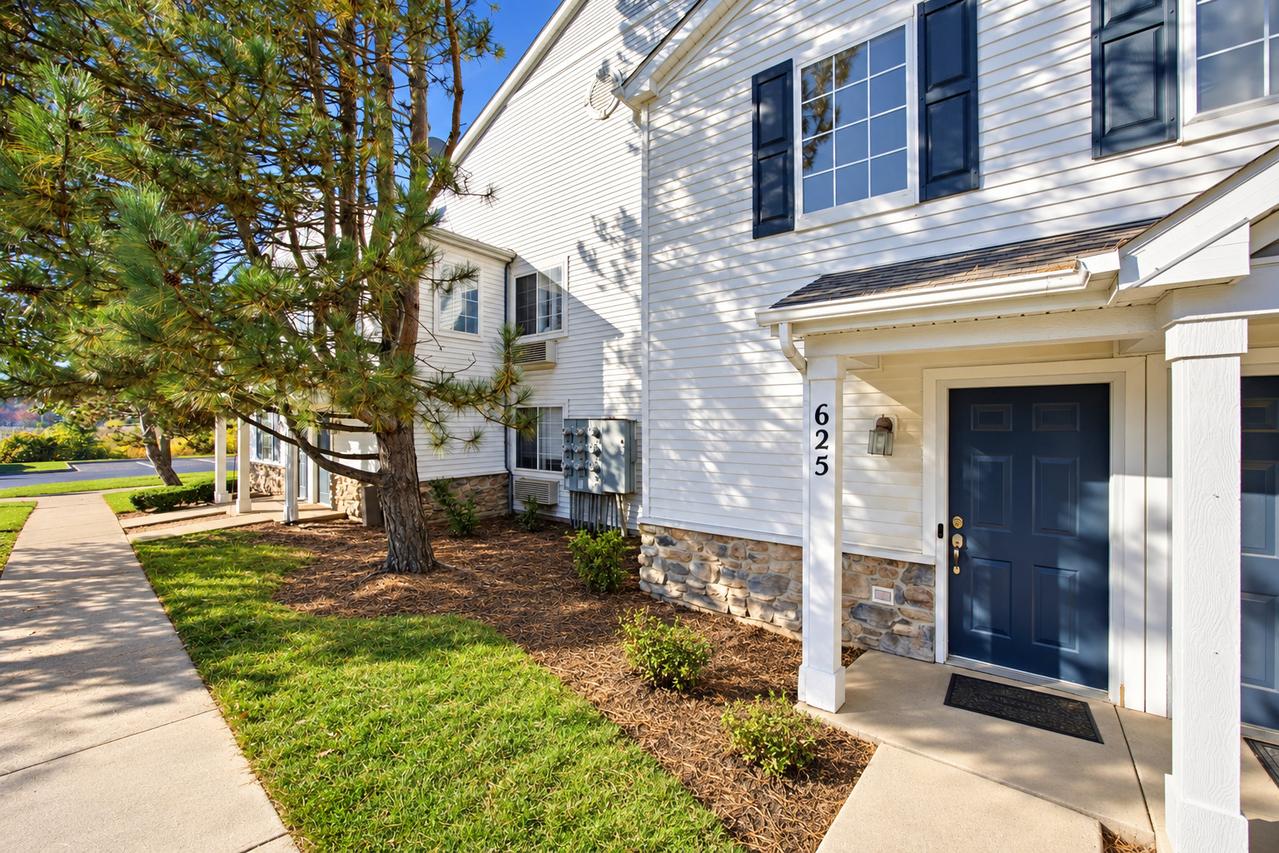 625 Silverstone Dr., Carpentersville, IL 60110