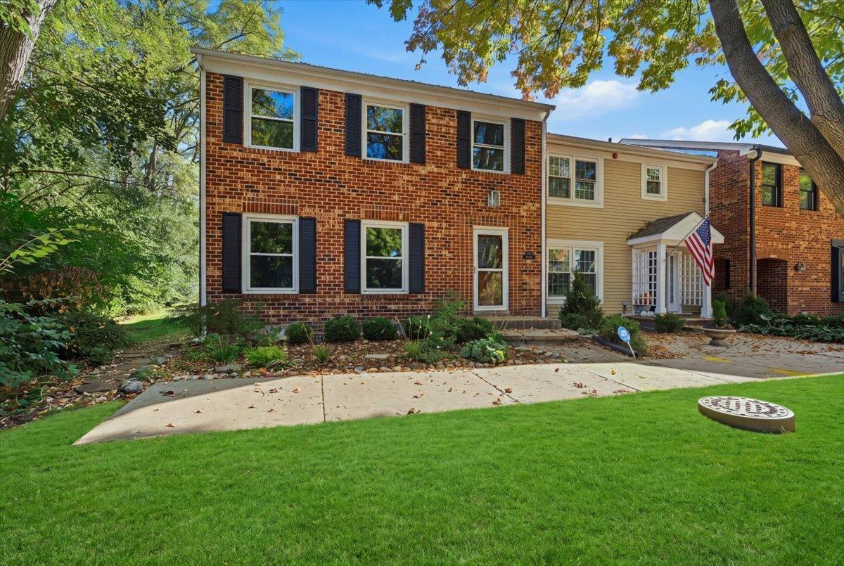 1525 Wedgefield Cir., Naperville, IL 60563