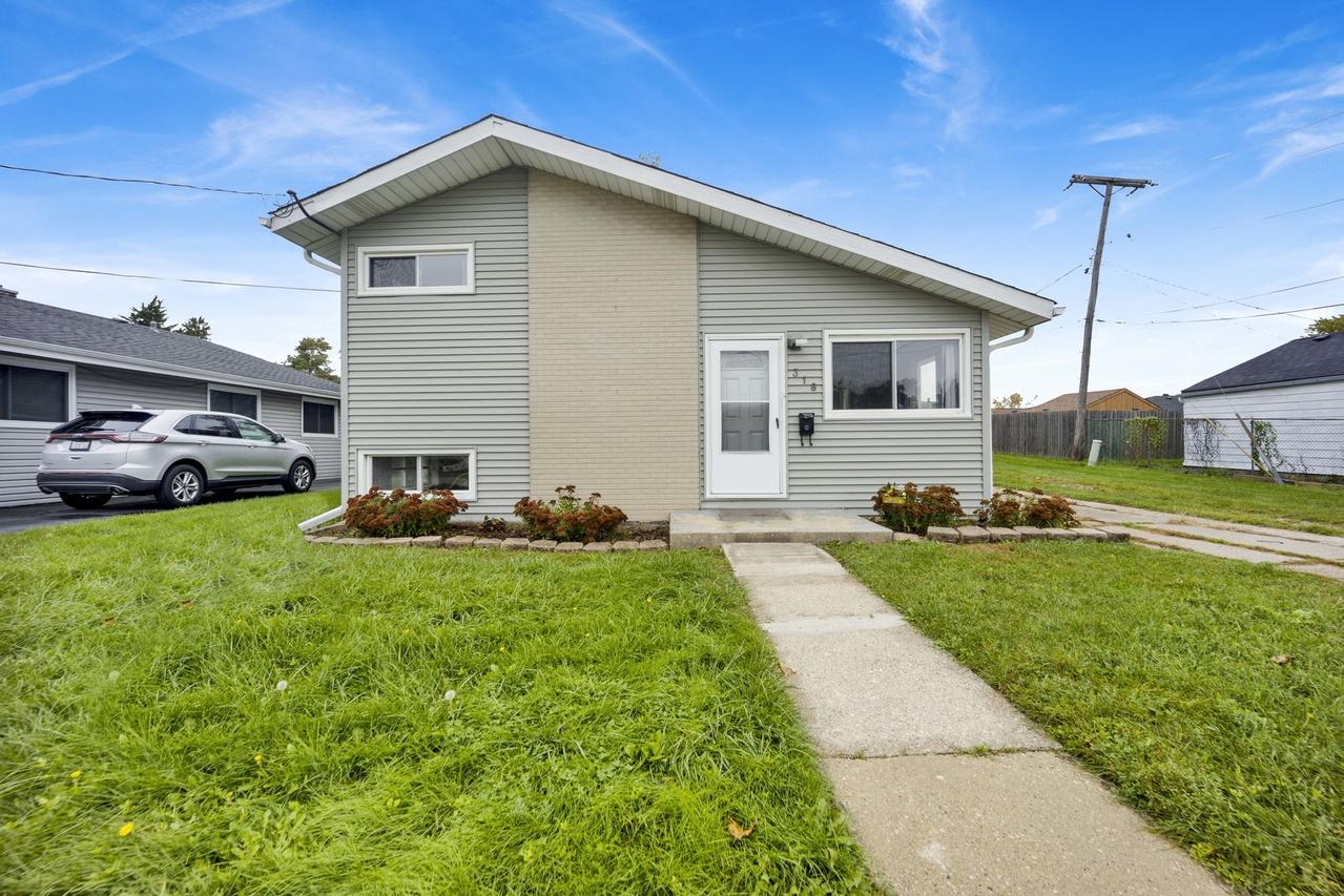 318 E Maple Ave., Roselle, IL 60172