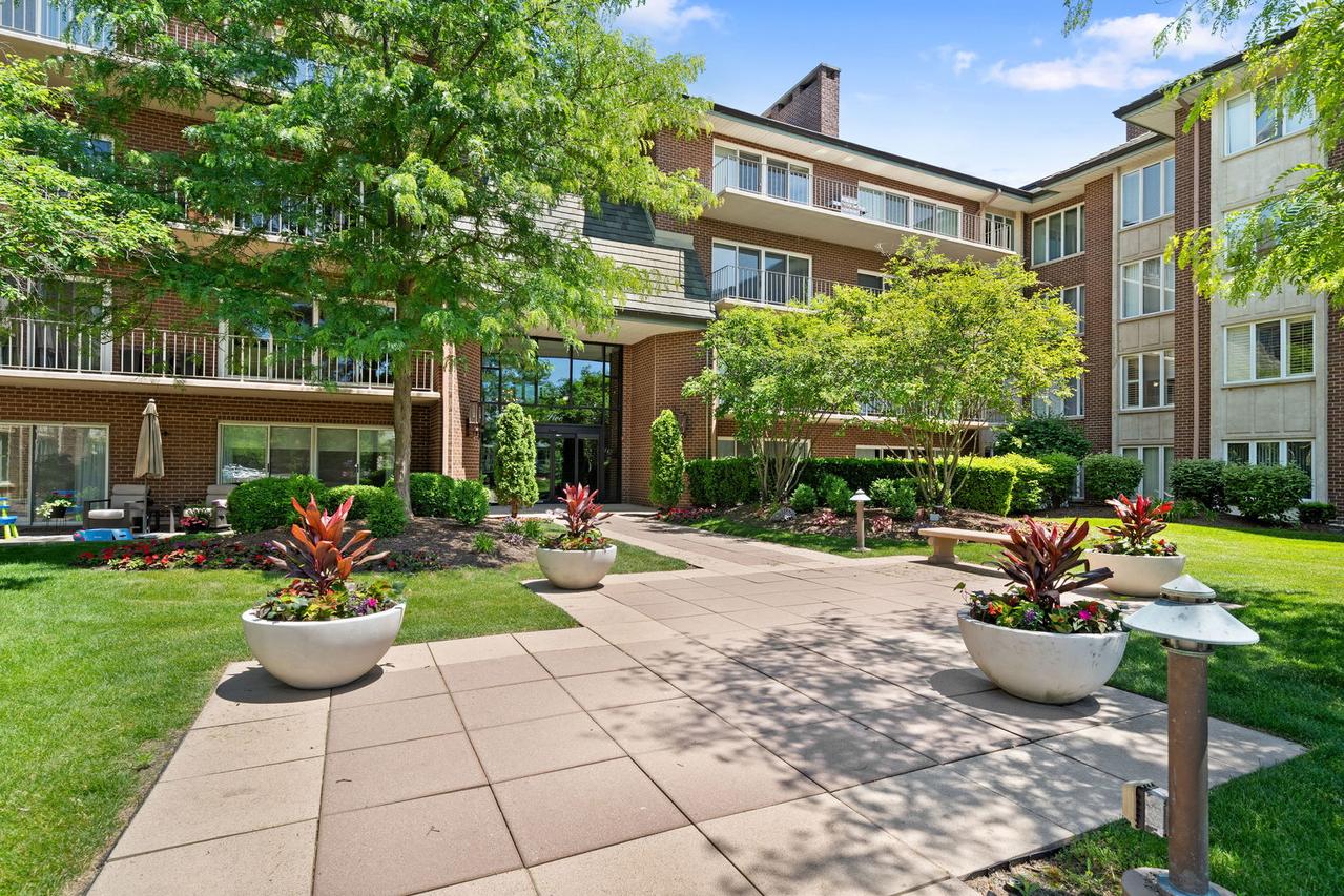 5 Oak Brook Club Dr. #P2S, Oak Brook, IL 60523