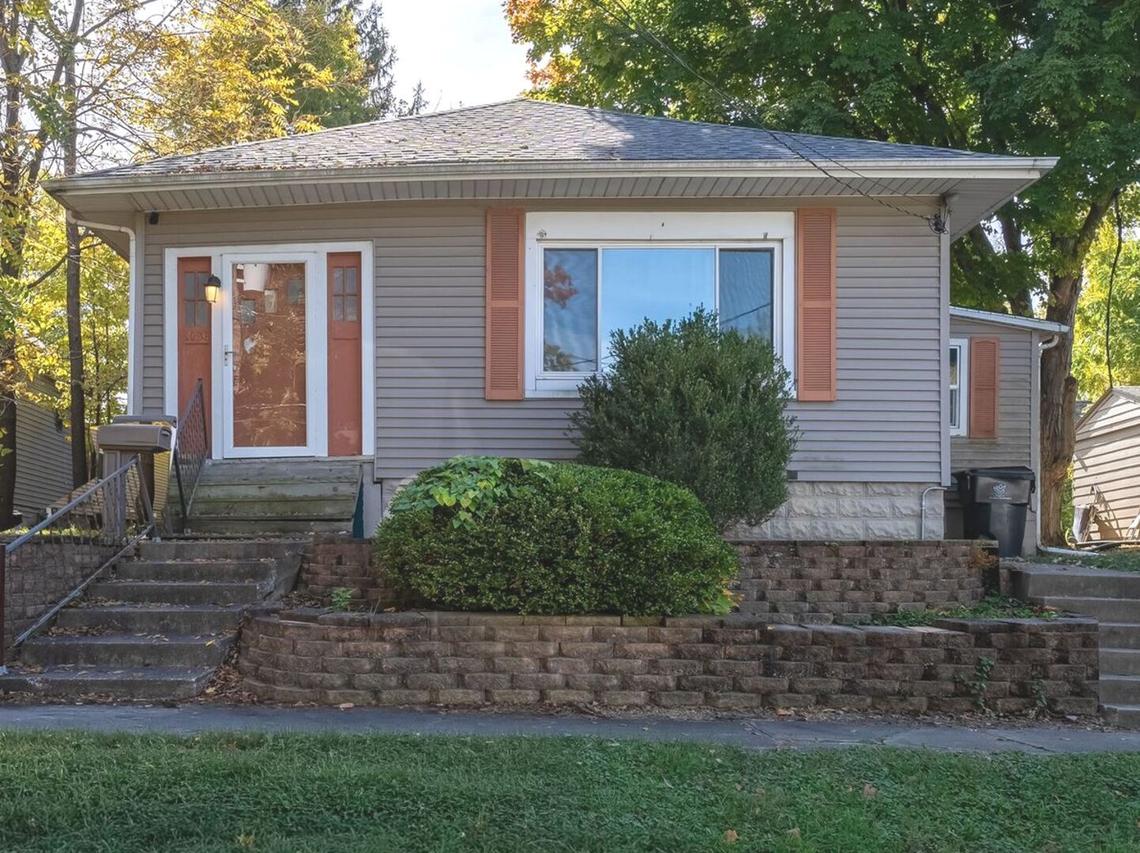 1106 W Taylor St., Bloomington, IL 61701