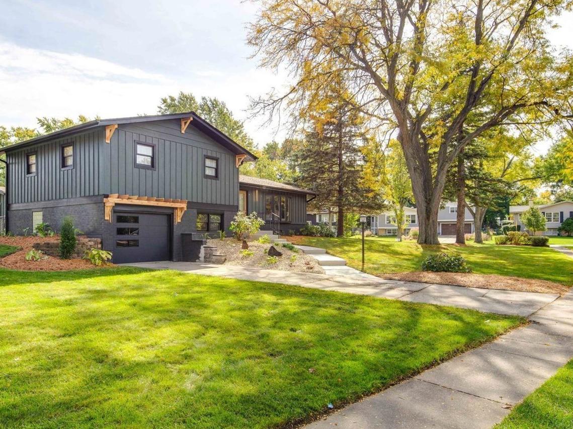 6955 Parkview Dr., Downers Grove, IL 60516