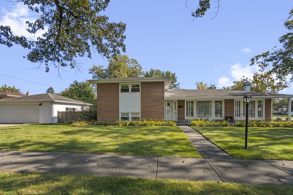 415 Wilkins Dr., Des Plaines, IL 60016