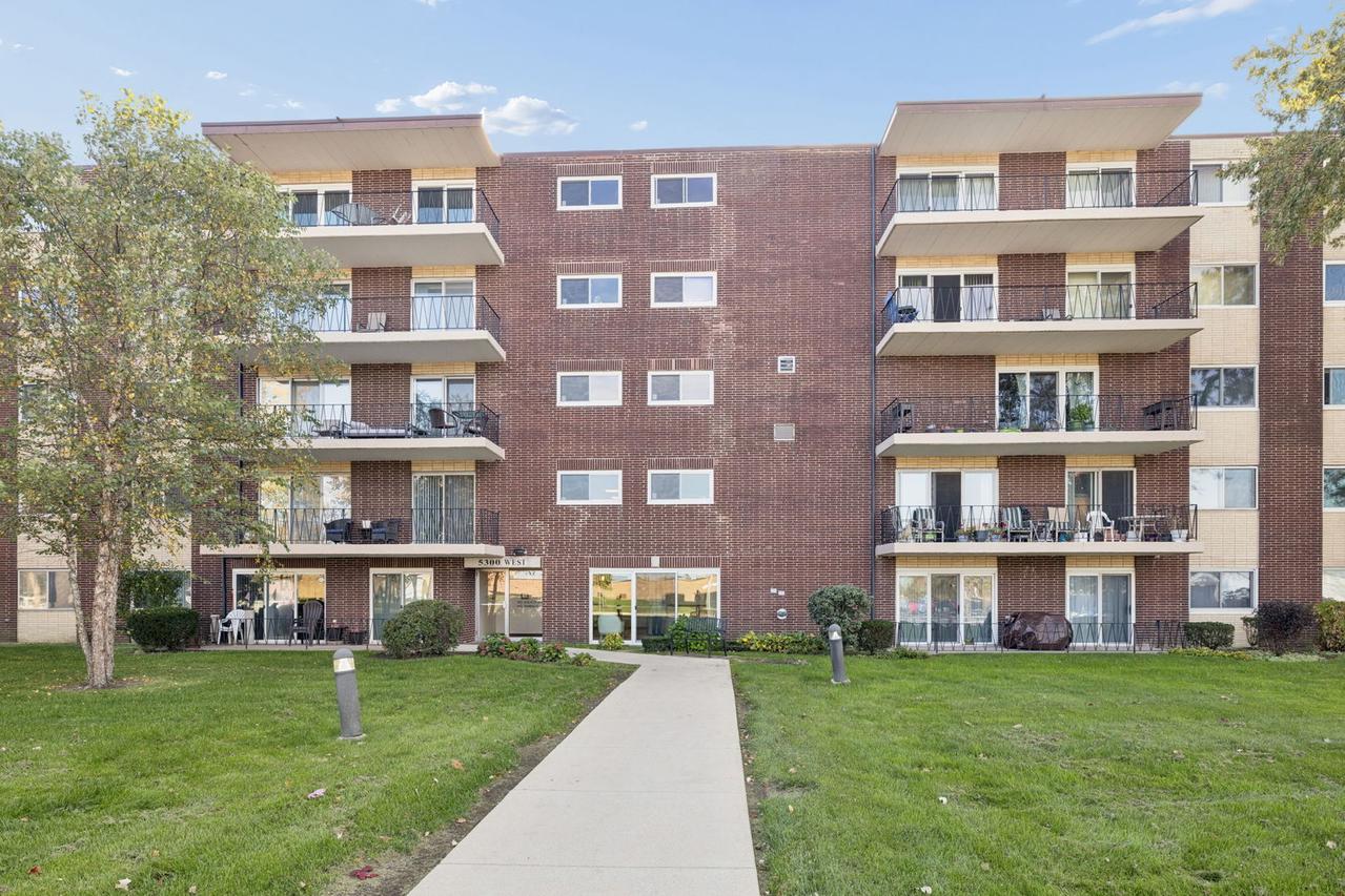 5300 Walnut Ave. #10A, Downers Grove, IL 60515