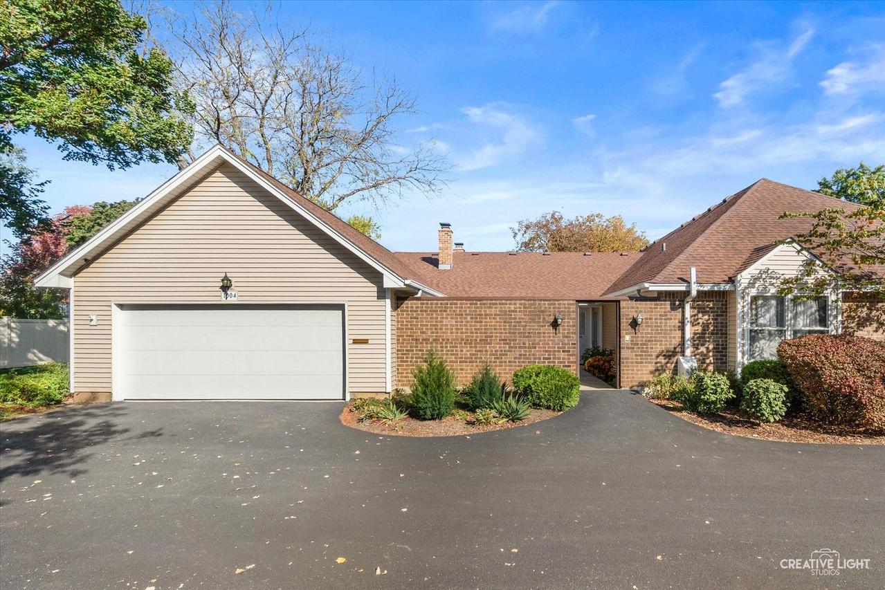 1004 Dartmouth Dr., Wheaton, IL 60189