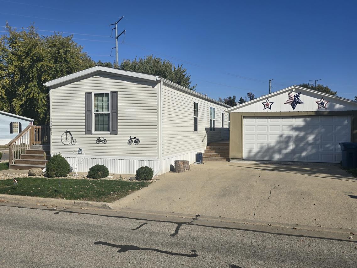 1102 11th St., Bloomington, IL 61704