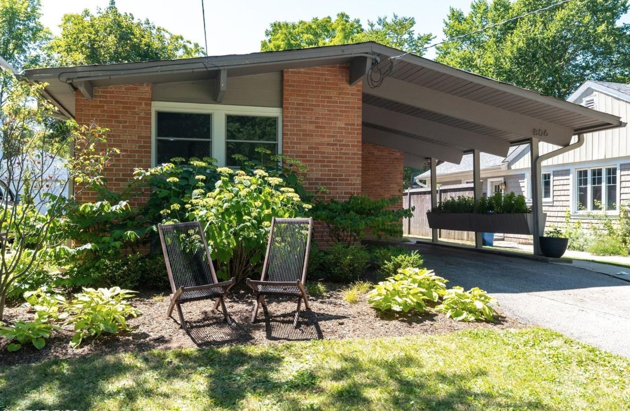 806 Pleasant Ave., Highland Park, IL 60035