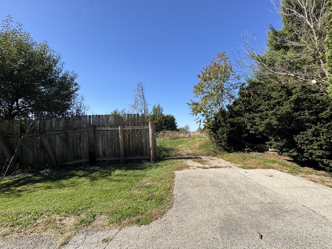 41W815 Laurel Dr., St. Charles, IL 60175