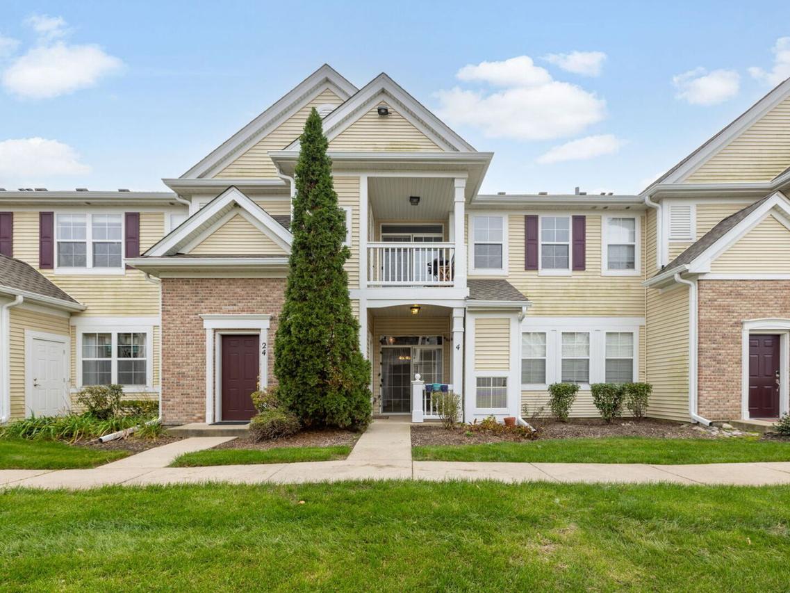 2225 Aurora Dr. #4, Pingree Grove, IL 60140
