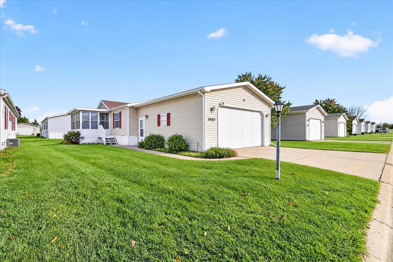 5682 Rockport Rd., Loves Park, IL 61111