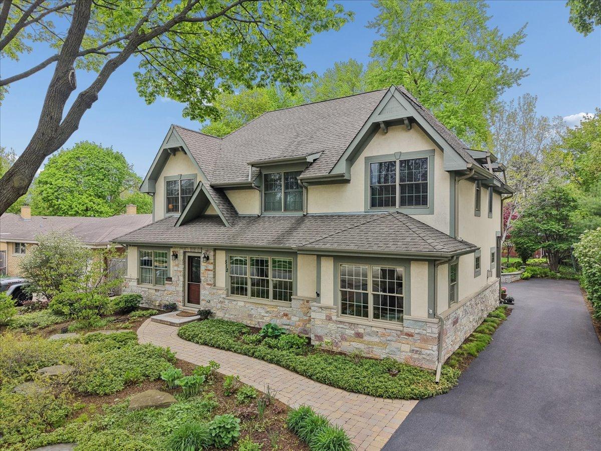 512 Oak St., Libertyville, IL 60048