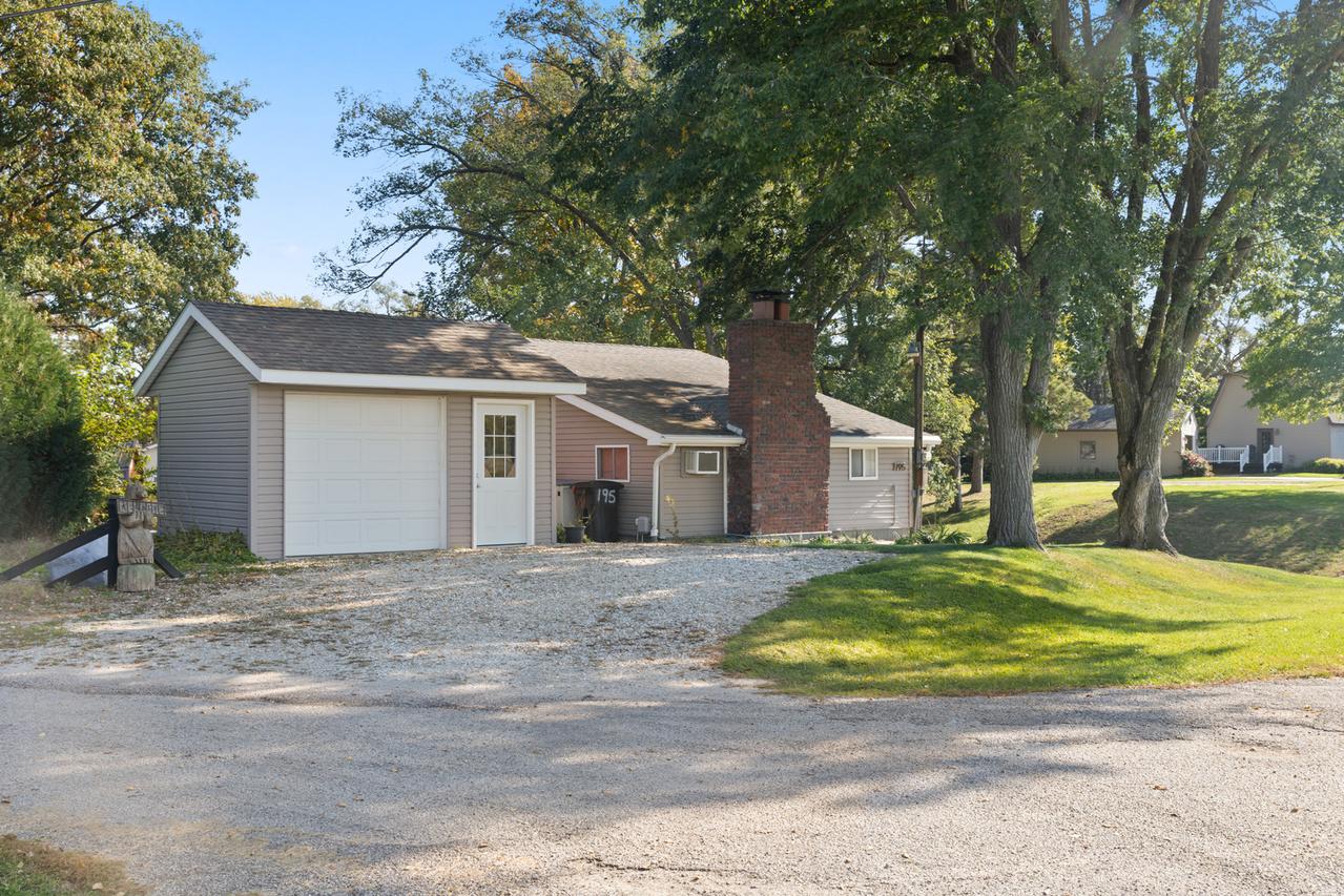 195 Lake Warren Dr., Monmouth, IL 61462