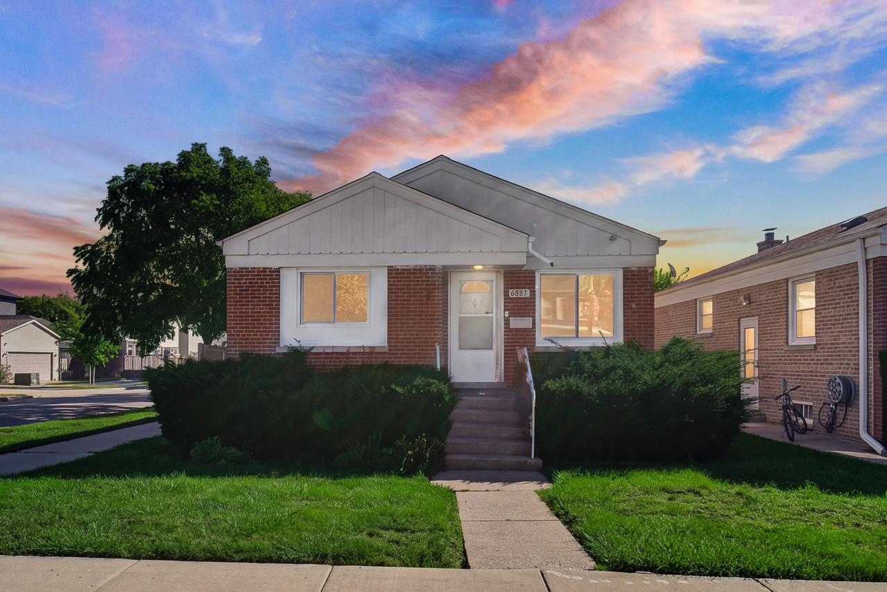 6557 N Troy St., Chicago, IL 60645