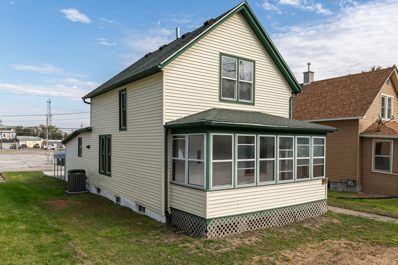 717 17th Ave., East Moline, IL 61244