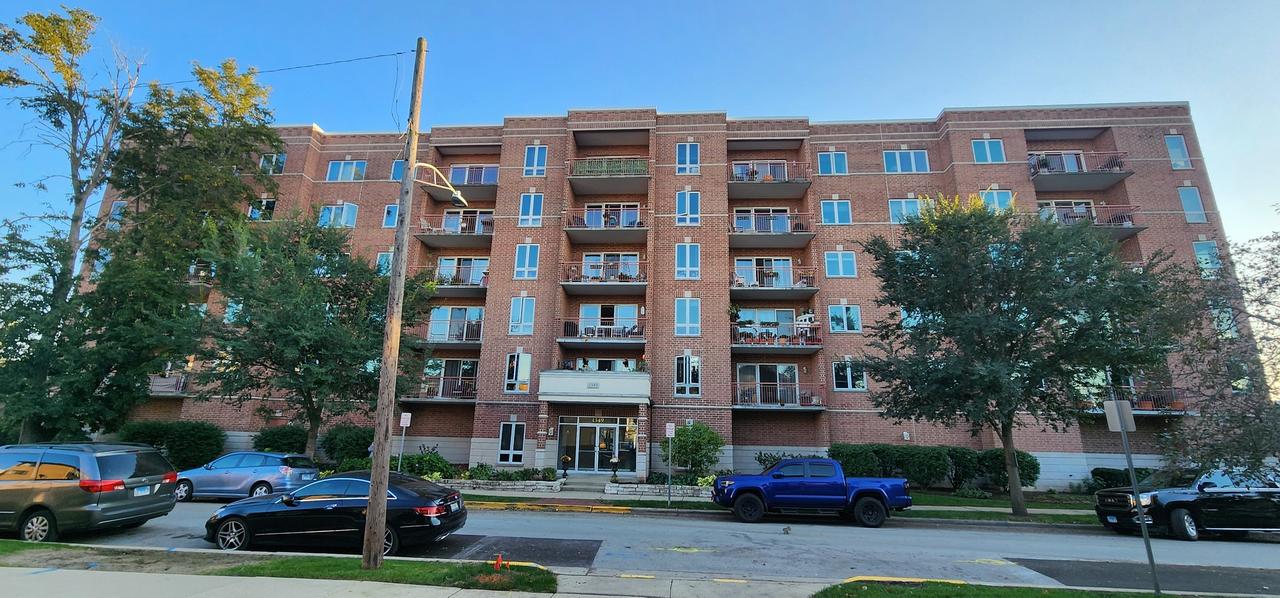 1349 E Washington St. #302, Des Plaines, IL 60016