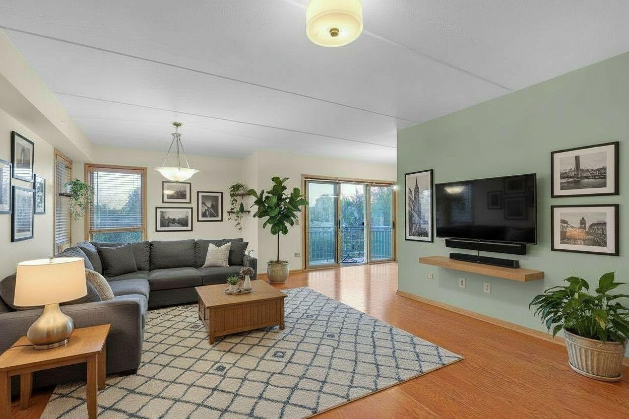 1349 E Washington St. #302, Des Plaines, IL 60016