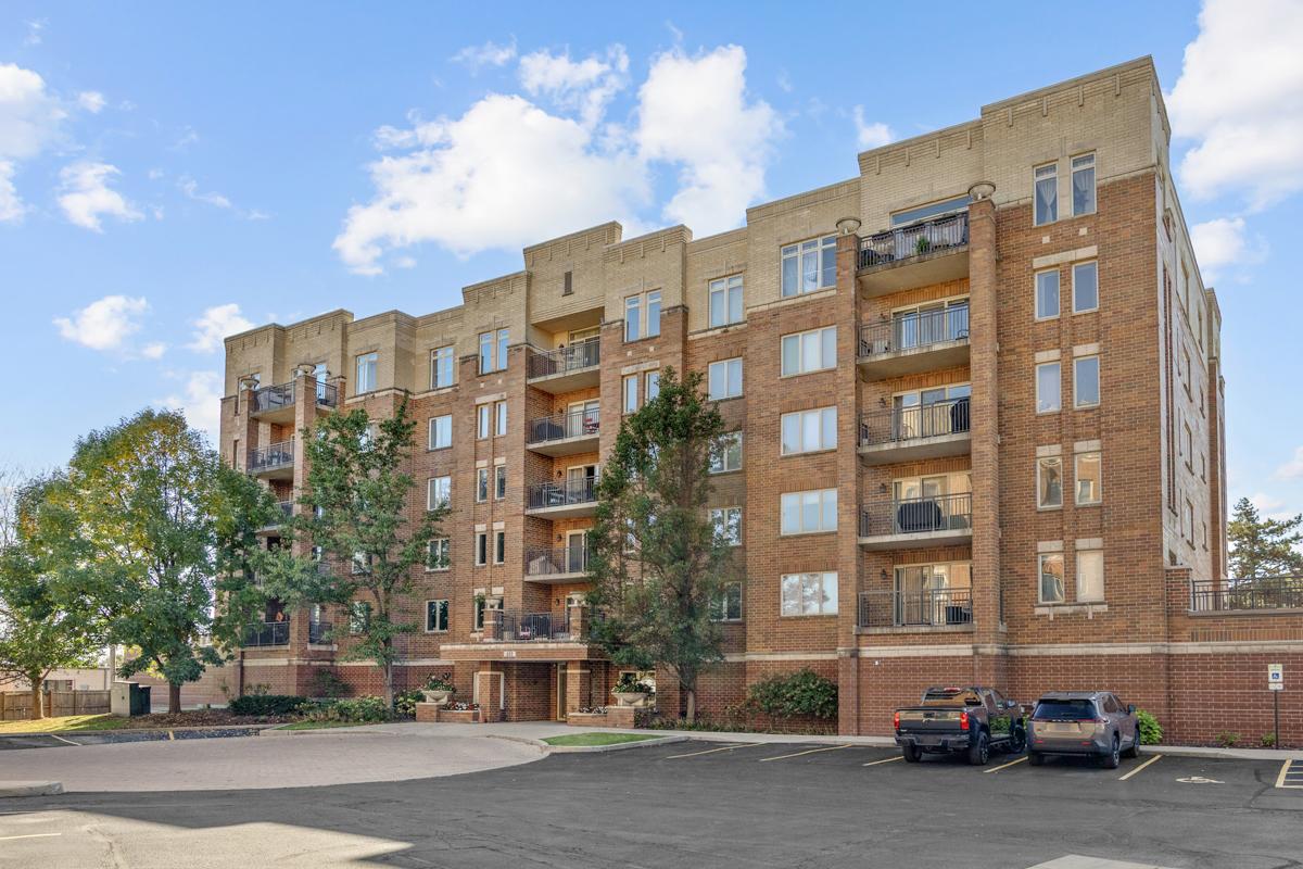 655 Perrie Dr. #605, Elk Grove Village, IL 60007