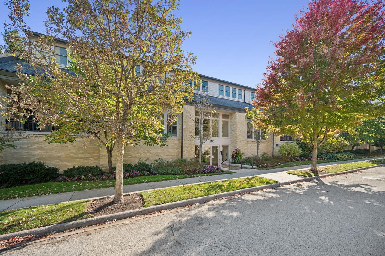 240 Whistler Rd. #1E, Highland Park, IL 60035