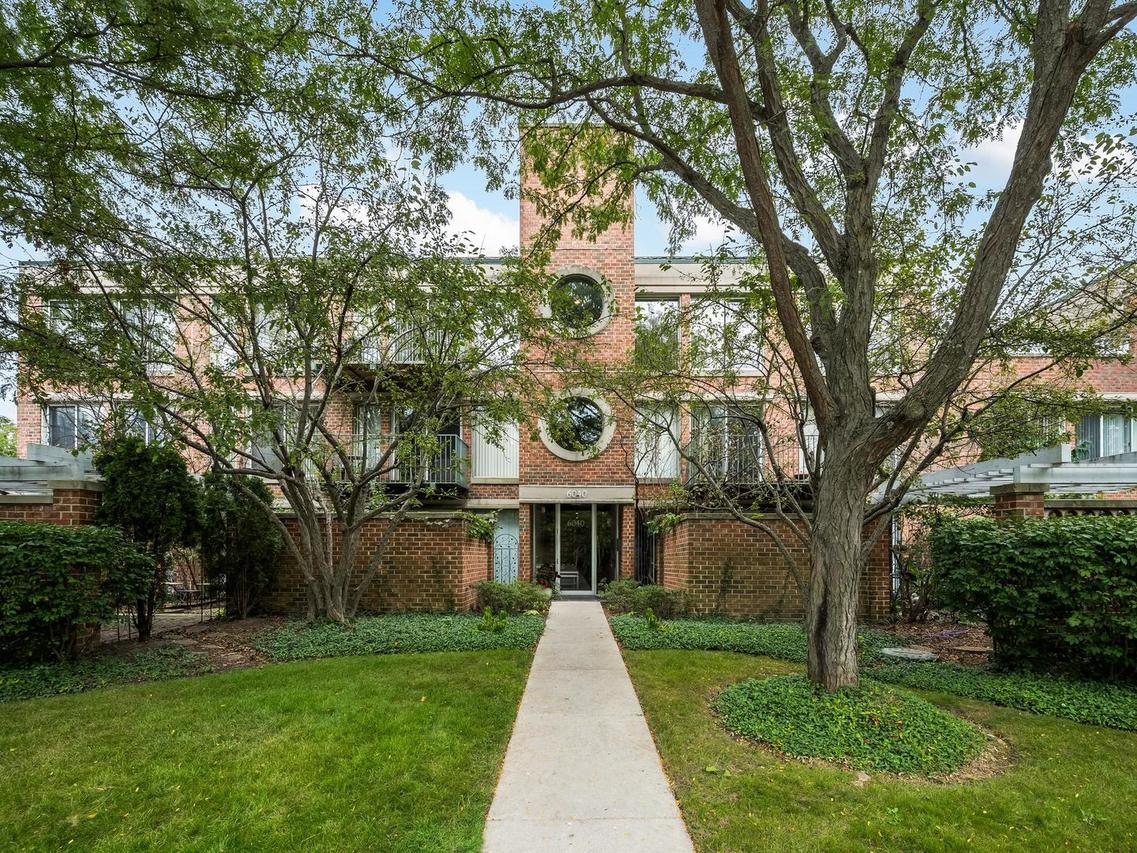 6040 Arbor Ln. #202, Northfield, IL 60093