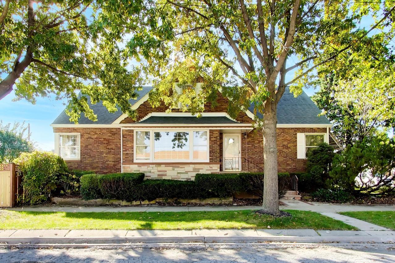 8201 S Whipple St., Chicago, IL 60652