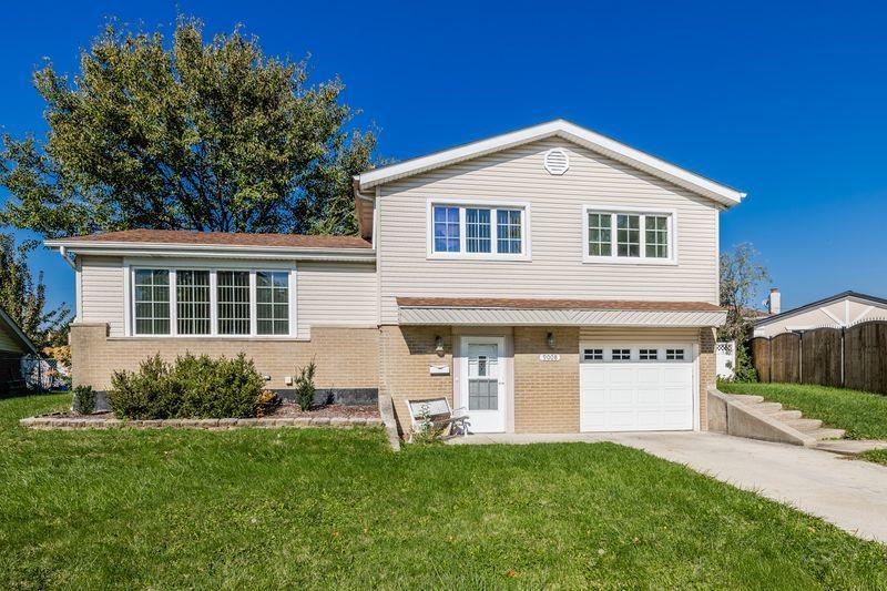 9008 Forest Ln., Hickory Hills, IL 60457